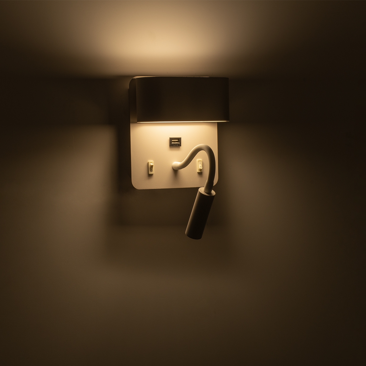 globostar-ibis-61368-moderno-fotistiko-tihou-aplika-xenodohiou-bed-side-led-10w-1100lm-36-
